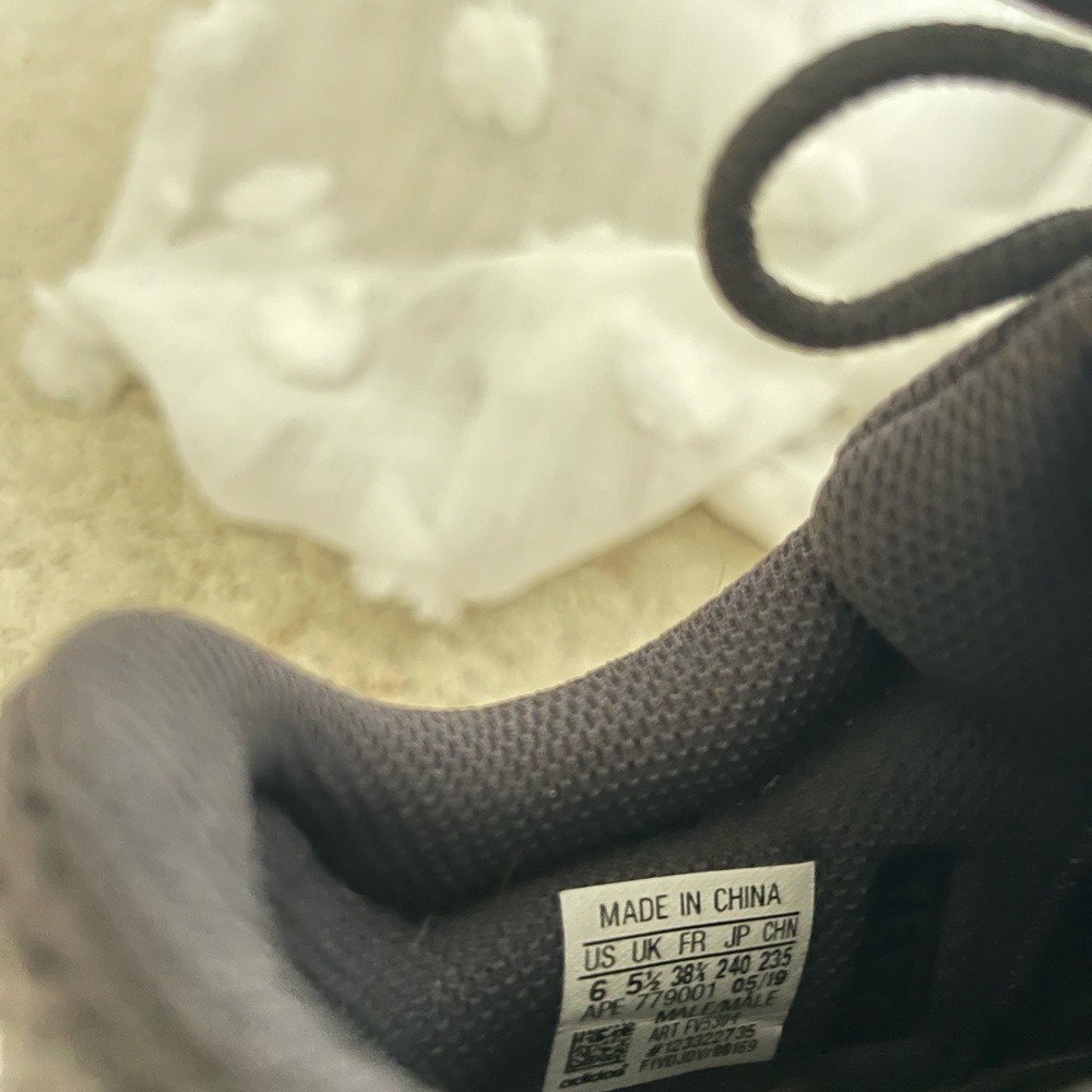 Yeezy 700 UtilityBlack - Picture 7 of 9